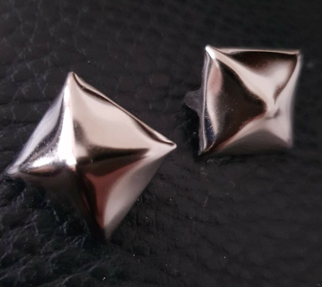 Pyramidennieten-250 silberne Nieten in Pyramidenform (17 mm x 17 mm x 6 mm)-Sonstiges-01